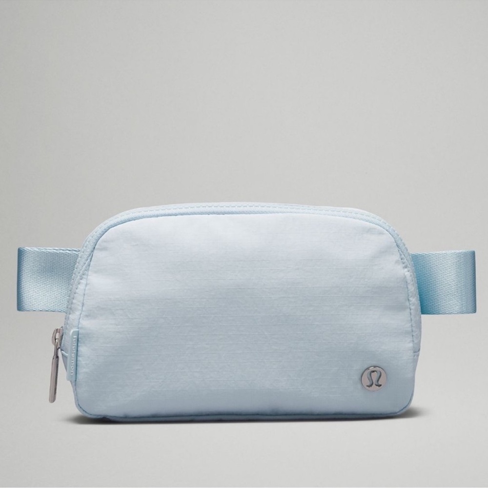 Lululemon Everywhere Belt Bag (light blue)